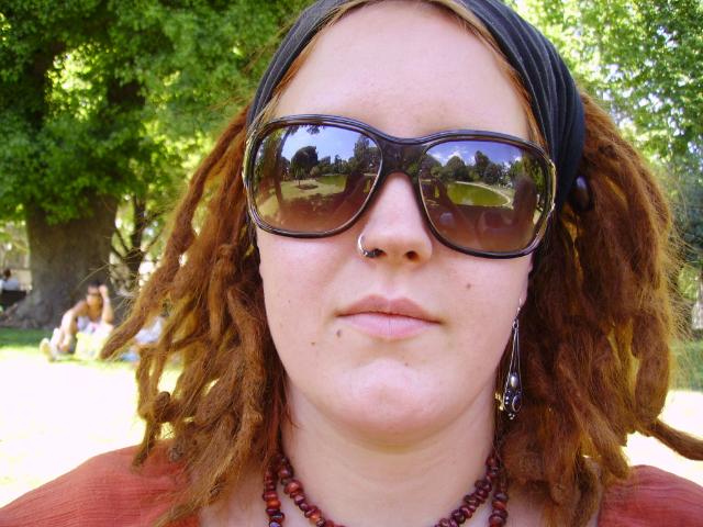 Rike in der Anfangszeit ihrer Dreadlocks im Jahr 2006