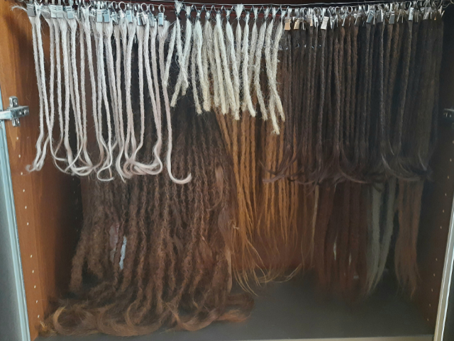 Echthaardreadextensions in Vitrinenregal.